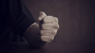 Απίστευτη κακοποίηση στη Θεσσαλονίκη: «Τη χτυπούσε με σίδερα και σκουπόξυλο»