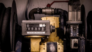 Νέα κλιμάκωση στο πετρέλαιο: Ξεπέρασε τα 84 δολάρια το βαρέλι