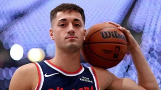 Ποιος είναι ο Τζον Πουλακίδας που έκανε ντεμπούτο με τους Ντάλας Μαβέρικς