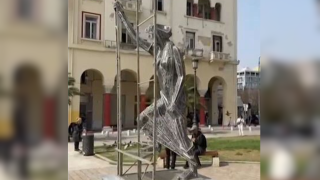 Θεσσαλονίκη: Έγραψαν «IC XC NIKA» στο γλυπτό της γυναίκας στην Αριστοτέλους