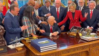 Πάστορες προσευχήθηκαν μαζί με τον Τραμπ στο οβάλ γραφείο!