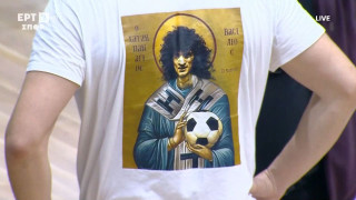 «Ο Άγιος… Χατζηπαναγής»: Το μπλουζάκι φίλου του Ηρακλή που έκλεψε την παράσταση