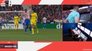 Σόρλοθ: Αντίπαλος του έπιασε τα γεννητικά όργανα και το VAR επενέβη