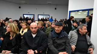 Εντάσεις στην έναρξη της δίκης για τα Τέμπη: «Θα σε σκίσω, αλήτη»