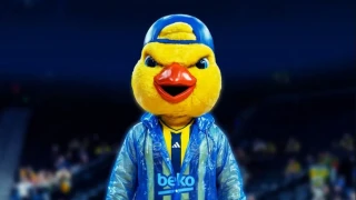 Η μασκότ της Φενέρ με... αδιάβροχο λόγω της κακοκαιρίας «Byron»