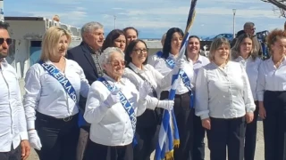Ρόδος: Η 82χρονη κυρία Σοφία, μαθήτρια του Εσπερινού ΕΠΑΛ, παρήλασε μπροστά σε χιλιάδες κόσμου