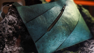 Τσάντα από «δέρμα» Τυραννόσαυρου Ρεξ: Η εντυπωσιακή δημιουργία που προκαλεί αντιδράσεις