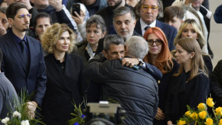 Σιωπηλό «αντίο» σε έναν θρύλο: Ο Ραζβάν Λουτσέσκου στο λαϊκό προσκύνημα του πατέρα του, Μιρτσέα