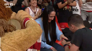 Είπε το «ναι»: Πρόταση γάμου στο ματς του Ολυμπιακού με τον Άρη (vid)