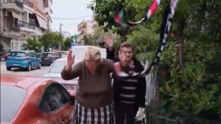 ΑΕΚ – Ράγιο Βαγιεκάνο: Ισπανοί τραγουδούσαν με γιαγιάδες στο δρόμο