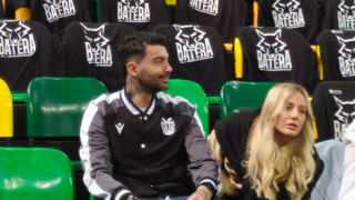 Ο Αθανασιάδης κάνει... κερκίδα με τους οπαδούς του ΠΑΟΚ