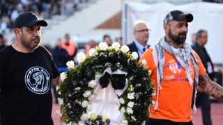 Υπέροχη στιγμή στο Πανθεσσαλικό: Στεφάνια από οπαδούς του ΟΦΗ για τους αδικοχαμένους οπαδούς του ΠΑΟΚ