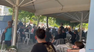 Οπαδοί του ΠΑΟΚ και του ΟΦΗ κάνουν κερκίδα στα... τσιπουράδικα του Βόλου πριν τον τελικό