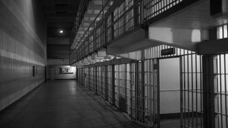 Τρίκαλα: Ζευγάρι παντρεύεται για πρώτη φορά εντός των φυλακών