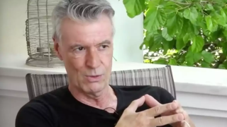 Νίκος Ζιάγκος: Και ο ζεν πρεμιέ των 80s στο κόμμα Καρυστιανού