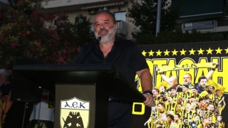 ΑΕΚ: Το μήνυμα Ηλιόπουλου πάνω σε φανέλα μικρού φίλου του Ολυμπιακού