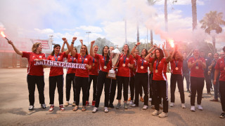 Θερμή υποδοχή στις πολίστριες του Ολυμπιακού  - Μεγάλο πριμ από Μαρινάκη