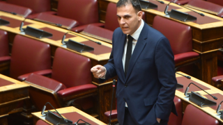 Ο Γιώργος Καραμέρος παρέδωσε την έδρα του στον ΣΥΡΙΖΑ - Οδεύει προς Τσίπρα