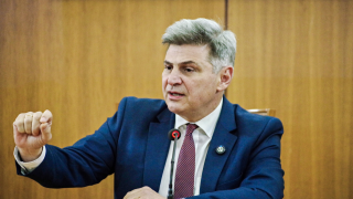 Πολιτική αντιπαράθεση για την απόσπαση της συζύγου του Φαραντούρη στις Βρυξέλλες