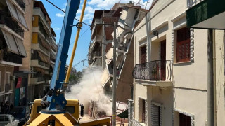 Καρέ-καρέ η κατάρρευση πολυκατοικίας στα Πετράλωνα
