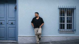 Ο Θέμης Παναγιωτίδης τραγουδάει πως είναι «Καλά»