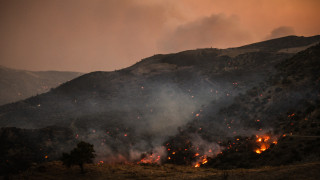 Mάχη με τις φλόγες σε Κρήτη και Λέσβο: Ανεξέλεγκτα μέτωπα και μαζικές απομακρύνσεις