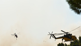 Φωτιά Ψάθα: Συγκρούστηκαν δύο πυροσβεστικά ελικόπτερα - Σε εξέλιξη επιχείρησης διάσωσης