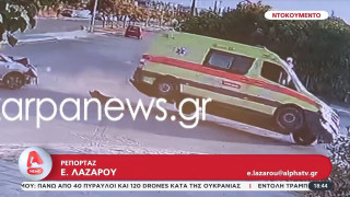 Σοκαριστικό τροχαίο: Καρέ-καρέ η ανατροπή ασθενοφόρου μετά από σύγκρουση με ΙΧ
