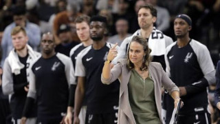 WNBA: Η Μπέκι Χάμον «όρμησε» στη διαιτητή και αποβλήθηκε (vid)
