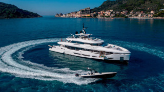 DOM133: Το ελληνικής υπογραφής superyacht που σάρωσε στα «Όσκαρ» του yachting