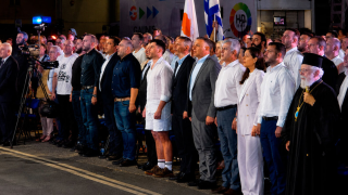 Κύπρος: Οργή για την αμφίεση του Φειδία Παναγιώτου σε εκδήλωση για τους Ισαάκ και Σολωμού