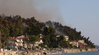 Φωτιά στη Χαλκιδική: Καταγγελία για επίθεση στο συνεργείο του Mega-«Έσπασαν το κινητό και το μικρόφωνο»