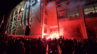 Με πυρσούς έξω από την Τούμπα οι οπαδοί του ΠΑΟΚ: «Αύριο στις 8.30 συνεχίζουμε την κατάληψη»