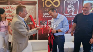 Απόλλων Καλαμαριάς: Δώρισαν κόκκινη γραβάτα στον Αλέξη Τσίπρα