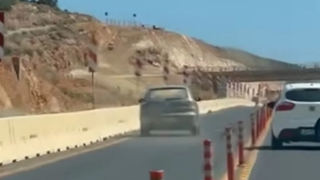 Κρήτη: Οδηγός «ξήλωσε» κολωνάκια  και πέρασε στο αντίθετο ρεύμα για να προσπεράσει