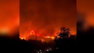 Εκτός ελέγχου η πυρκαγιά στη Χειμάρρα: Στις φλόγες κατοικίες και ξενοδοχεία