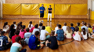 Ο Μανού Γκαρθία κοντά στα παιδιά του Summer Camp του Α.Σ. Άρης