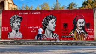 Αλβανία: Τοιχογραφία με Πύρρο, Μέγα Αλέξανδρο και Μάρκο Μπότσαρη προκαλεί σάλο
