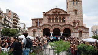 Λαϊκή αγρυπνία για τον Γιώργο Μαζωνάκη: Λαοθάλασσα στη Νίκαια, τον αποχαιρετούν με τα τραγούδια του