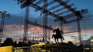 Στο πάρκο του Ξαρχάκου ο κόσμος πριν από τη συναυλία του Αντώνη Ρέμου – Προφυλάχθηκε από τη βροχή
