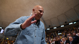 Νίκος Γκάλης: Αποθέωση στο Αλεξάνδρειο από τους πρωτοετείς φοιτητές του ΑΠΘ!