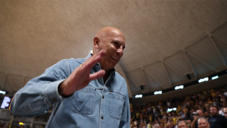 Νίκος Γκάλης: Αποθέωση στο Αλεξάνδρειο από τους πρωτοετείς φοιτητές του ΑΠΘ!
