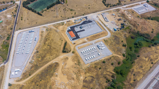 HELLENiQ ENERGY: Σε λειτουργία το πρώτο πάρκο «μπαταριών»