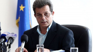 Αμφισβητεί την κάθαρση       και   τον εκδημοκρατισμό