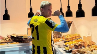 Champions League: Ο Χάαλαντ πόζαρε με τη φανέλα της ΑΕΚ