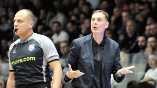 Η στιγμή που εκνεύρισε τον Γιώργο Μπαρτζώκα στη συνέντευξη Τύπου