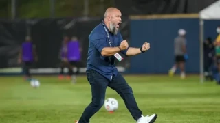Μπομπ Σμυρνιώτης: Ο Έλληνας τεχνικός που γράφει ιστορία στον Καναδά