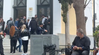 Βίντεο από την Ευελπίδων: Λιόλιος και Τσαρούχα με χειροπέδες στα δικαστήρια