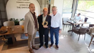 ΠΑΟΚ παντού: Δύο ένθερμοι ΠΑΟΚτσήδες τίμησαν τον πρώην πρόεδρο του ΟΦΗ