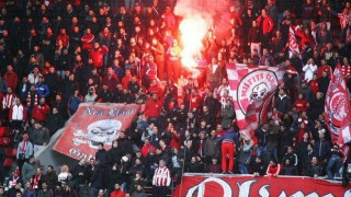 Οπαδοί του Ολυμπιακού  στο Λευκό Πύργο για... φωτογραφίες - συνθήματα!